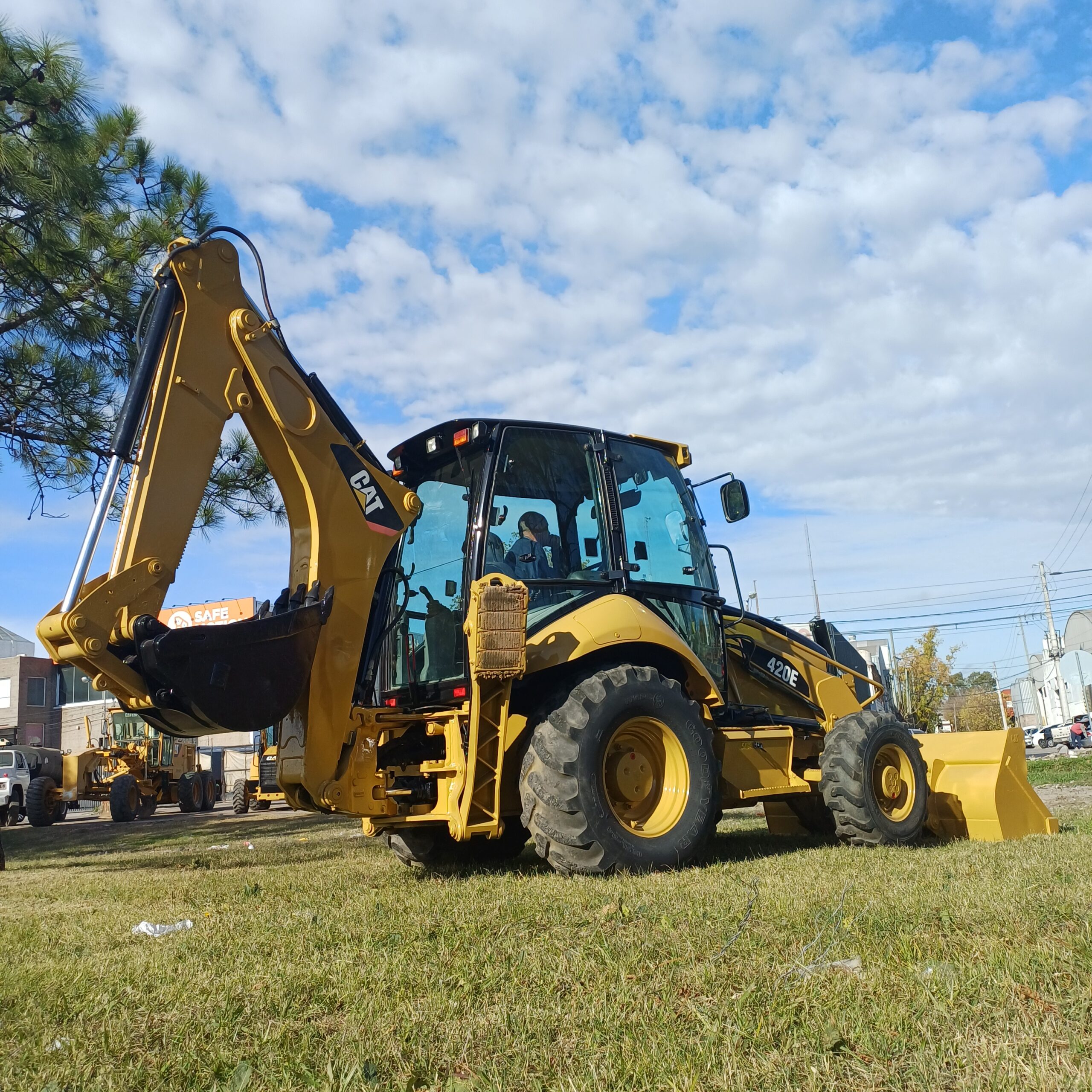 Retroexcavadora Caterpillar 420E 4x4