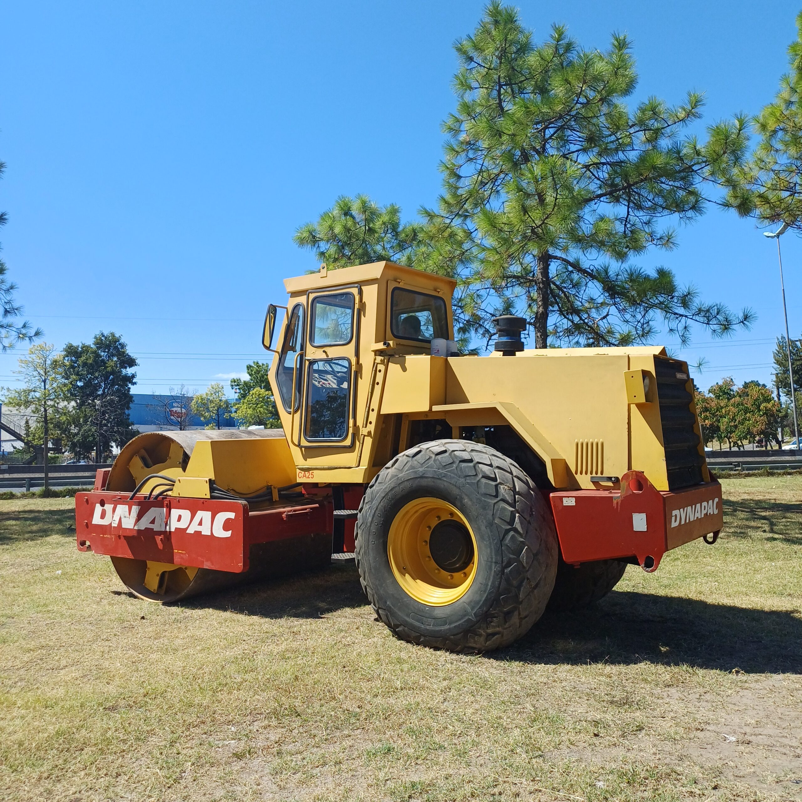 Rodillo Dynapac CA 25 (Liso) con Cabina