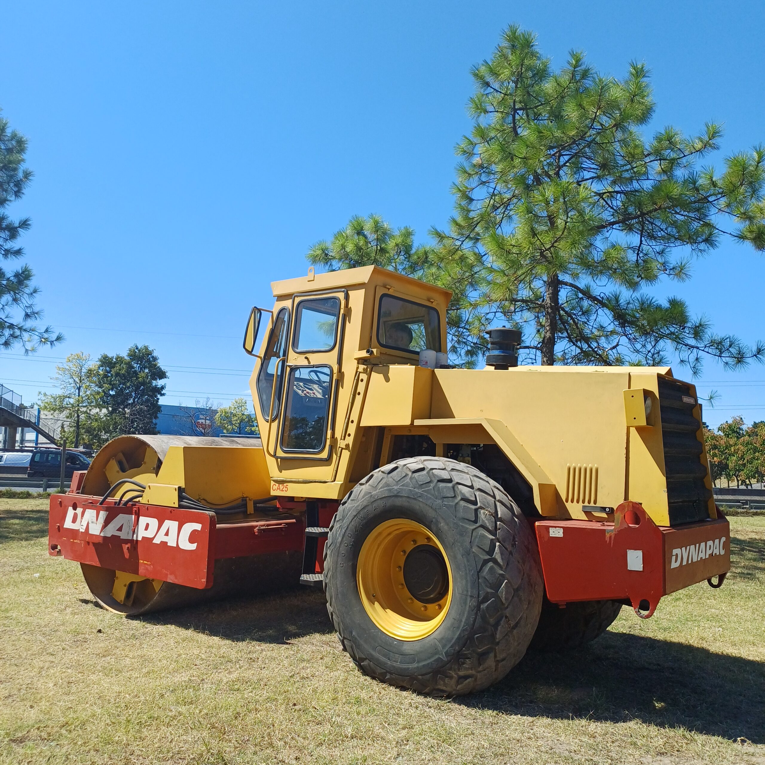 Rodillo Dynapac CA 25 (Liso) con Cabina