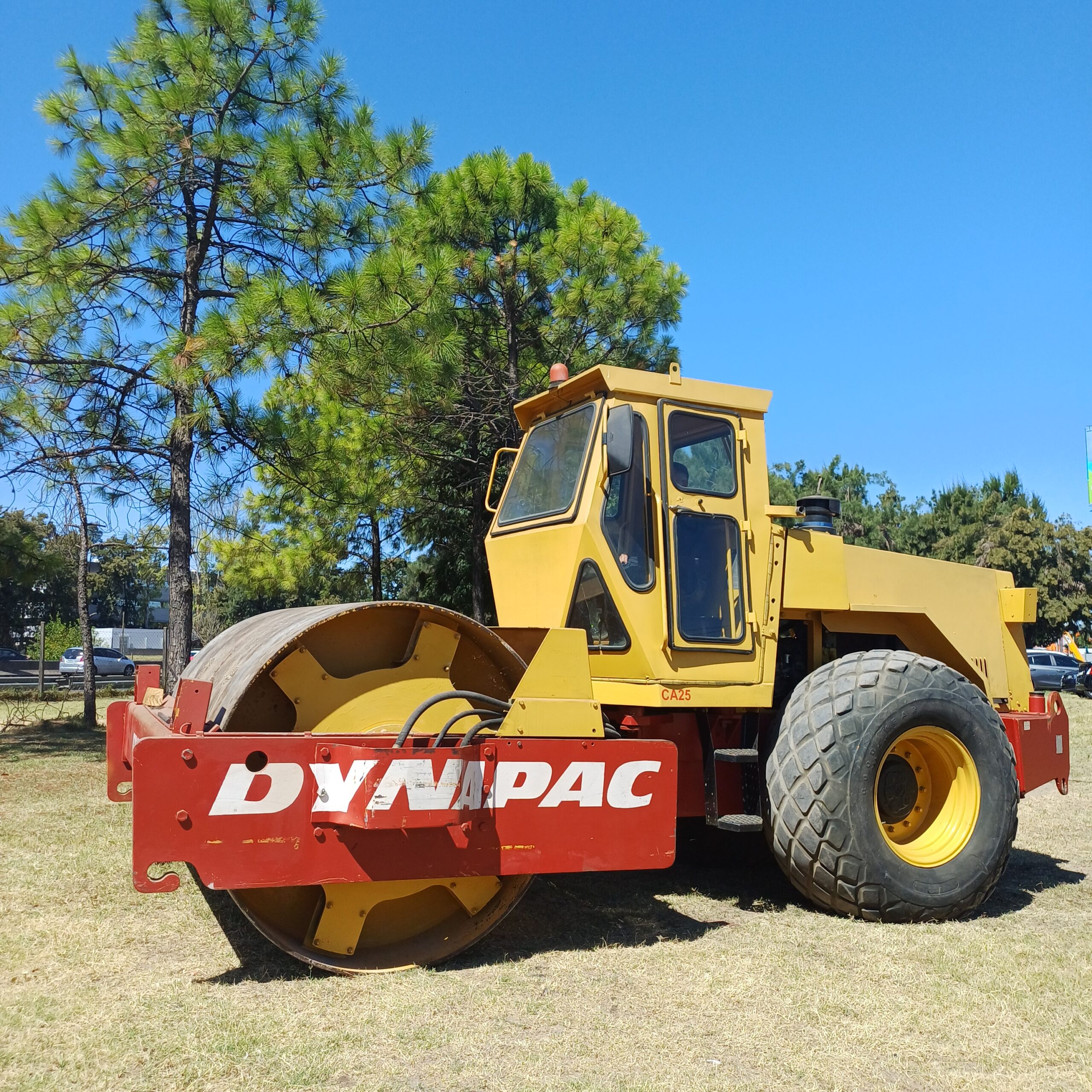 Rodillo Dynapac CA 25 (Liso) con Cabina
